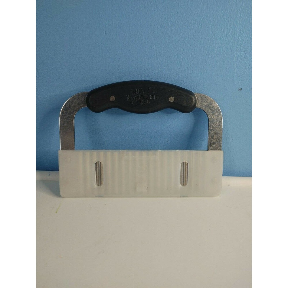 Pampered Chef Crinkle Cutter Stainless Steel Pastry Cutter With Guard